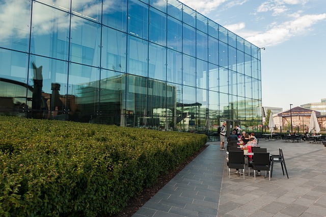 helsingin musiikkitalon lasinen seinä