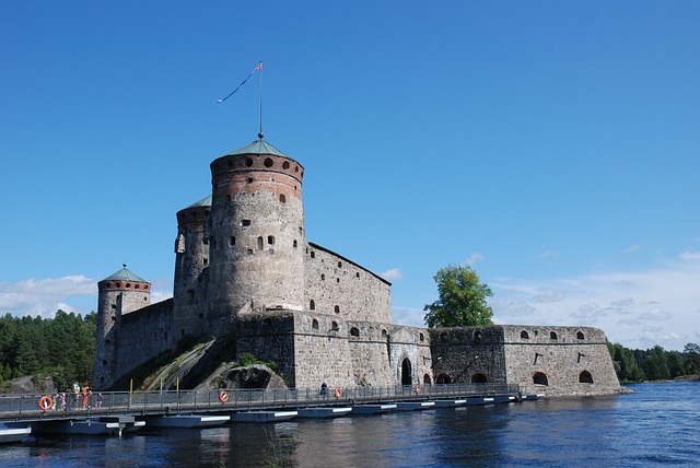 olavinlinna saimaan rannalla